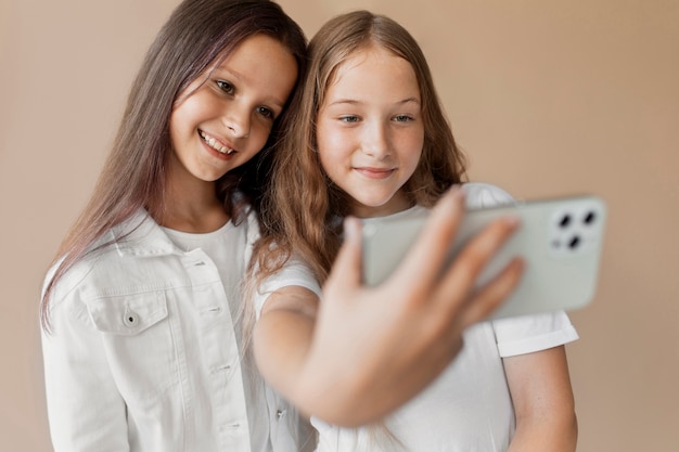 Filles à plan moyen prenant un selfie