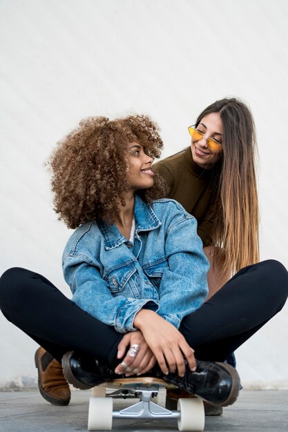 Filles en plein écran s'amusant avec le skate