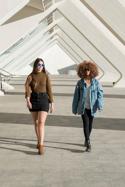 Filles en pleine vue se promener