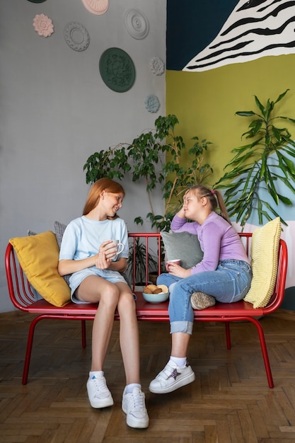 Filles pleines bavardant à l'intérieur