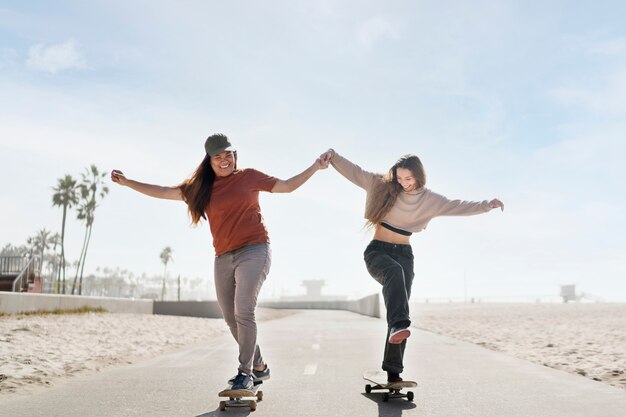 Filles pleines de coups sur la planche à roulettes