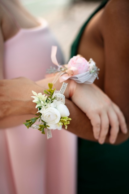 Filles portant des accessoires de fleurs à leur bal