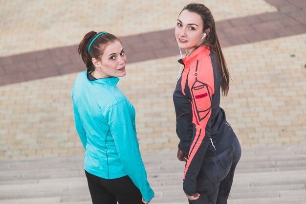 Les filles posant dans des vêtements de sport