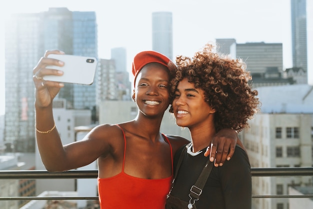 Filles prenant un selfie sur un toit