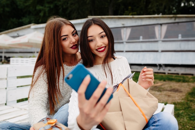 Les filles prennent une photo automatique avec un téléphone