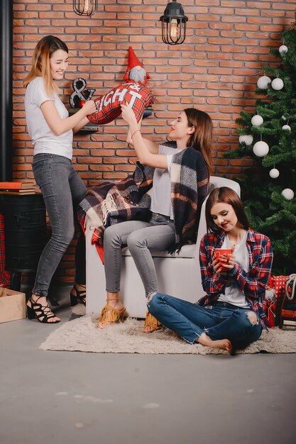 Filles près arbre de noël