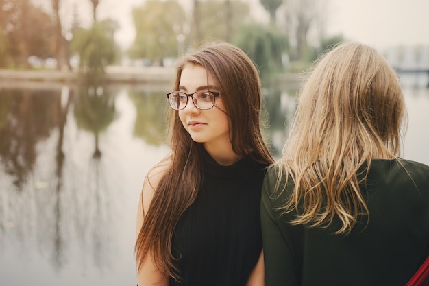 filles près de l&#39;eau