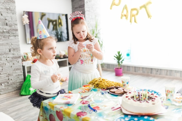 Filles près de la table avec des friandises