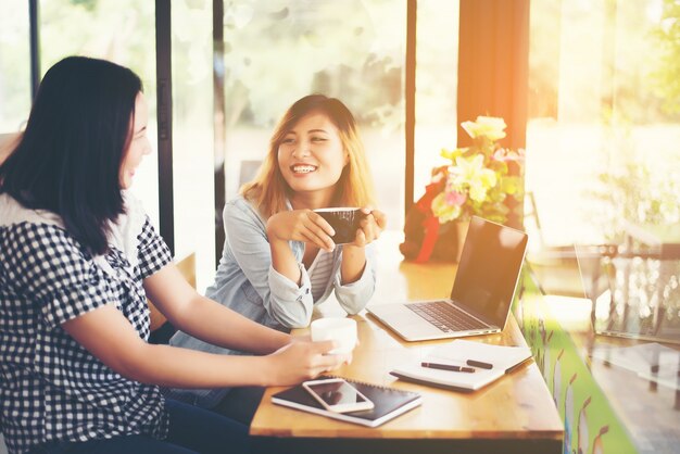 Les filles qui travaillent dans un bureau