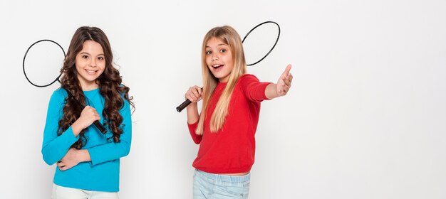 Filles avec des raquettes de tennis