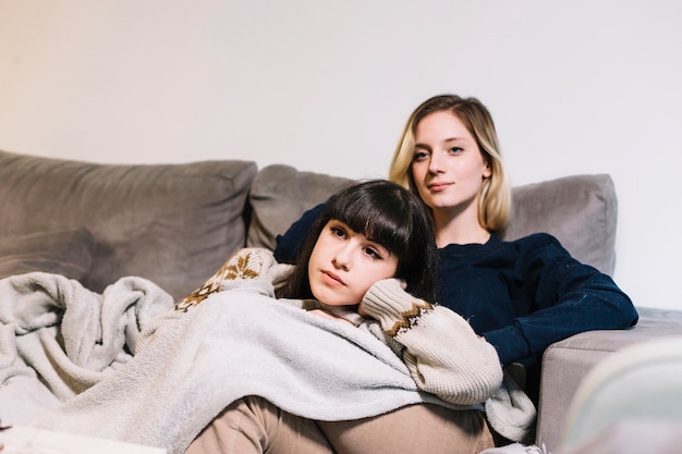 Filles regardant un film et câlins