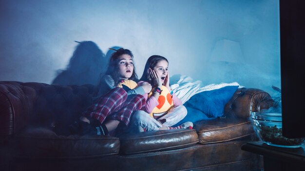 Les filles regardent un film d&#39;horreur seul