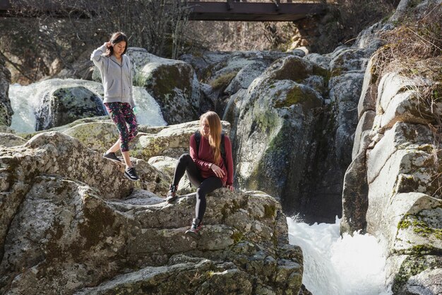 Les filles reposant près de la rivière