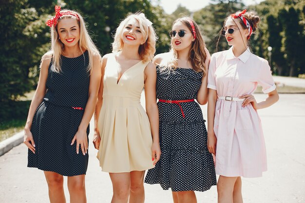 Filles rétro dans un parc