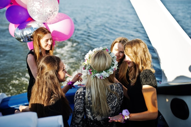 Filles S'amusant Au Yacht Lors D'une Fête De Poule