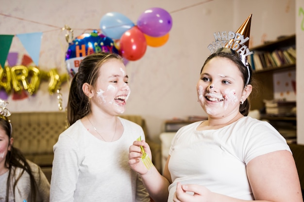 Filles s&#39;amusant à la fête d&#39;anniversaire