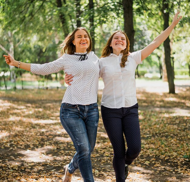 Des filles s'embrassant et marchant ensemble