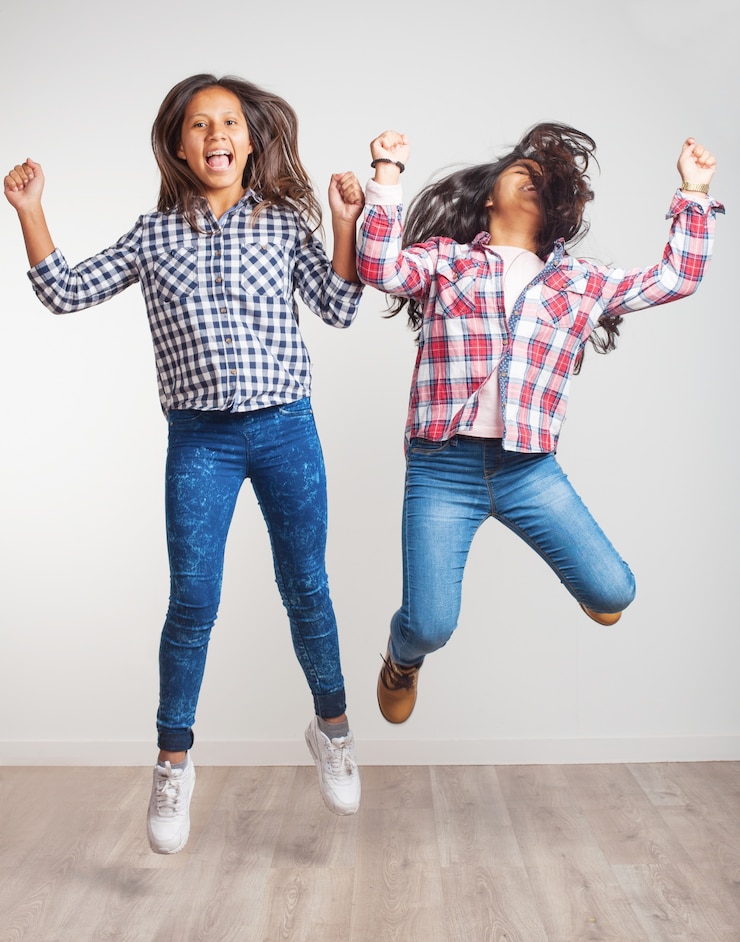 Les filles sautant et souriant