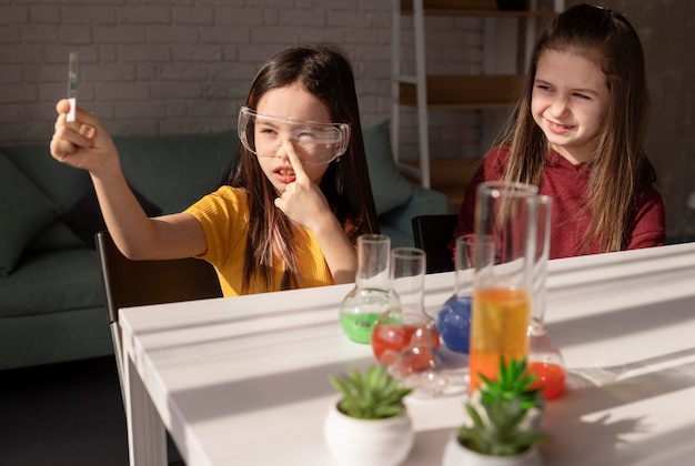 Photo gratuite filles de science à coup moyen avec lame de verre