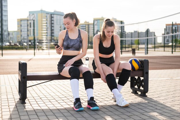 Les filles se préparent à jouer au volley-ball