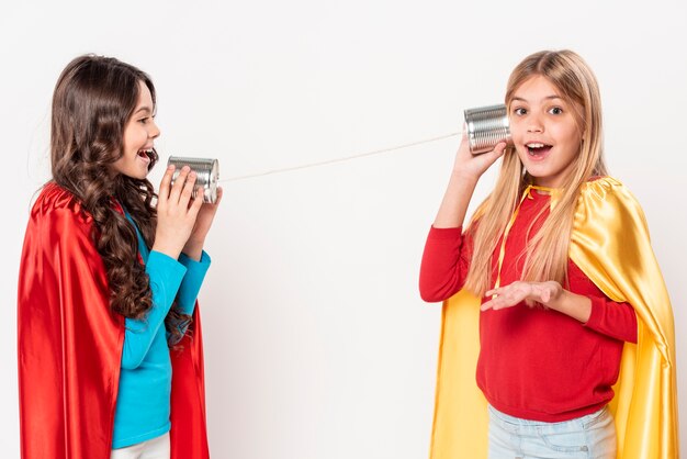 Filles Smiley avec costume de héros et talkie-walkie