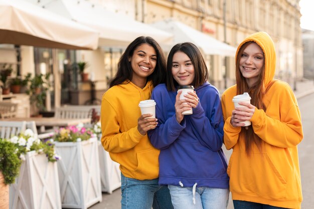 Les filles sont amies même avec des différences ethniques