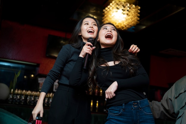 Filles souriantes à coup moyen chantant