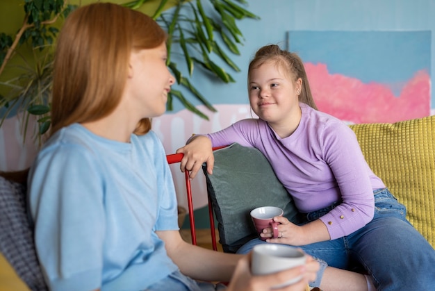 Filles souriantes à coup moyen discutant à l'intérieur