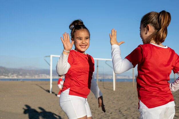 Filles souriantes à coup moyen avec équipement