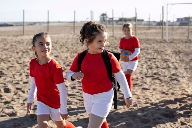 Filles souriantes à coup moyen sur la plage