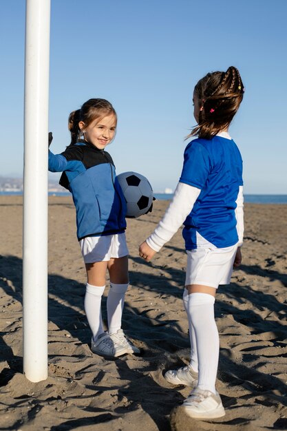 Filles souriantes plein coup sur la plage