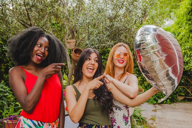 Les filles souriantes posent