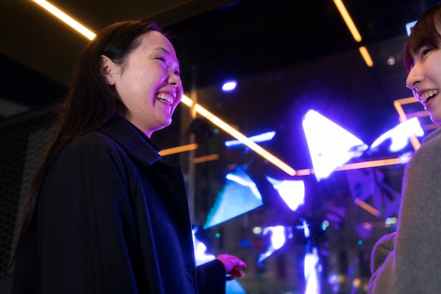 Filles souriantes qui traînent la nuit