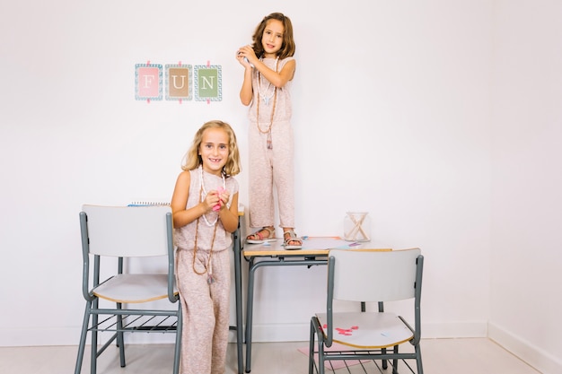 Photo gratuite filles souriantes se préparant à jeter des morceaux de papier