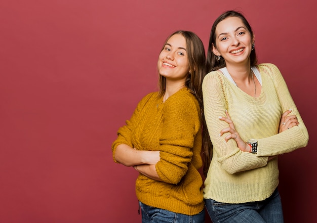 Filles souriantes à tir moyen avec espace de copie