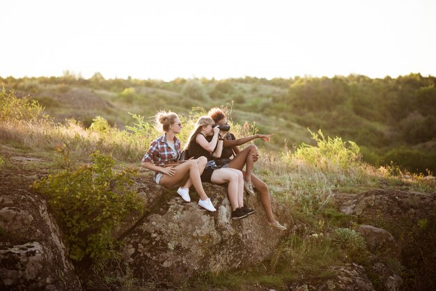 Filles, sourire, séance, rocher, apprécier, vue, canyon