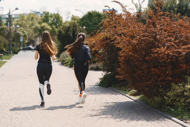 Filles sportives s'entraînant dans une forêt d'été