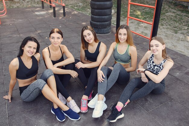 Filles sportives s'entraînant dans un parc d'été