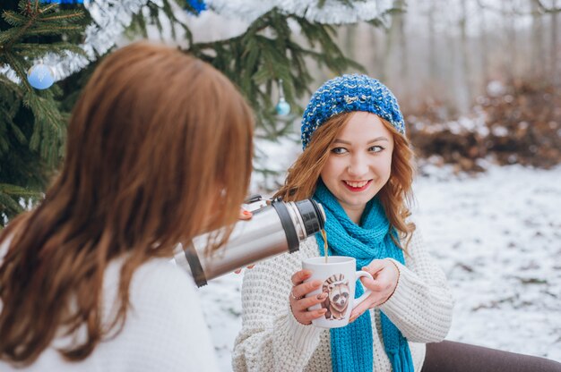 Filles avec une tasse