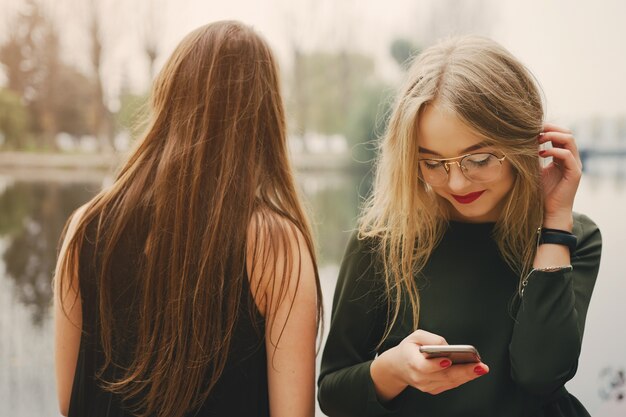 filles avec téléphone