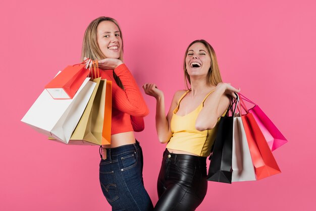 Filles tenant des sacs à provisions