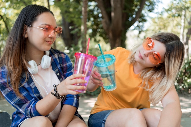 Photo gratuite filles de tir moyen avec des tasses