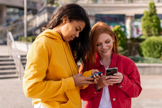 Filles vérifiant leurs téléphones