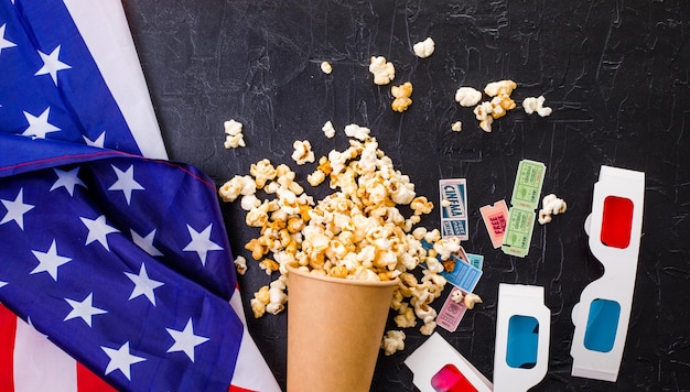 Film clapper board drapeau américain, lunettes de cinéma 3d et pop-corn. industrie du cinéma, divertissement