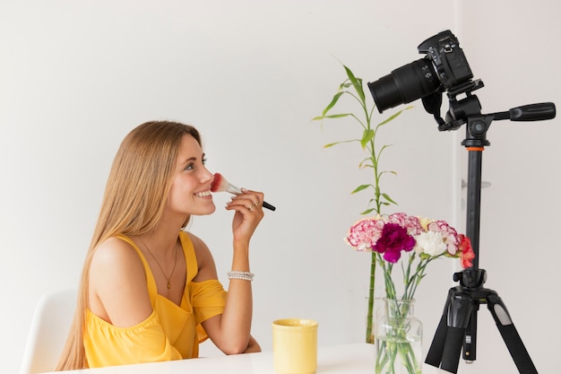 Photo gratuite film tutoriel maquillage vue de côté