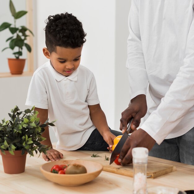 Fils aidant son père dans la cuisine