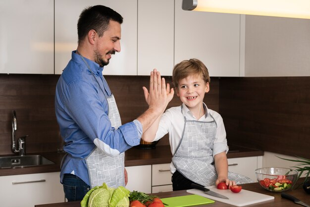 Fils d'angle élevé et père haut cinq