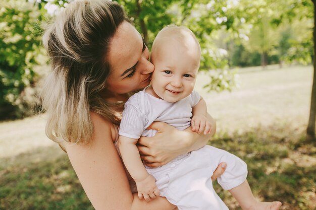 Fils belle femme parc enfant en bas âge