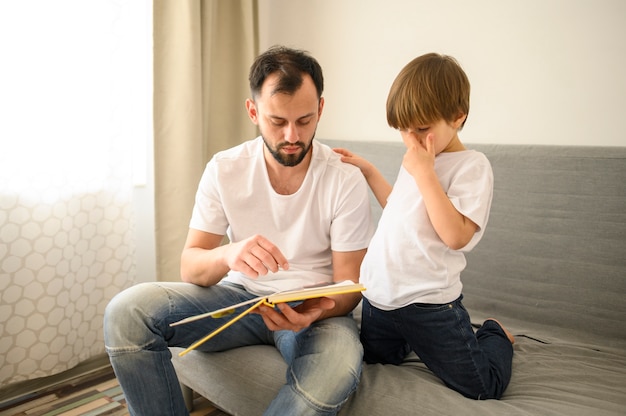 Fils et père jouant ensemble