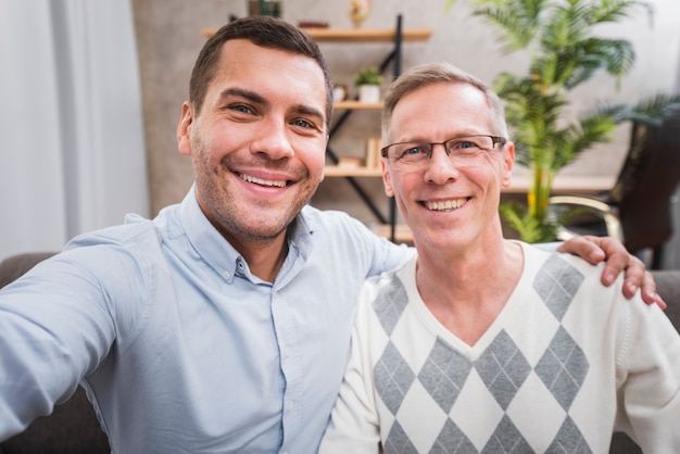 Photo gratuite fils prenant un selfie avec son père